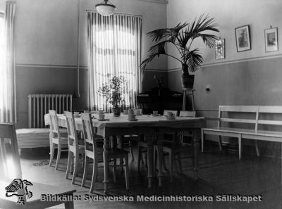 Ögonkliniken i Lund på södra lasarettsområdet i mitten på 1920-talet
Patienters dagrum på ögonkliniken i Lund i mitten på 1920-talet. Foto monterat på albumblad.
Foto Alfr. Hagblom, Lund för ett fotoalbum tillägnat professor Gustaf Ahlström när han pensionerades år 1927.
Nyckelord: Ögon;Ögonklinik;Oftalmologi;Oftalmiatrik;Lund;Lasarett;Södra;Område;