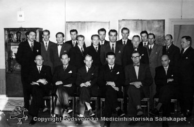 Från bildandet av Svenska (Statens) Sjukhuspersonals Idrottsförbund  i Jönköping 1953.
Uppe fr. höger: nr. 3. Tage Sund, nr. 5 Carl Johnsson. Nere fr. höger nr. 1. Carl - Einar Ekberg. Originalfoto Omonterat


Nyckelord: Vipeholm; Idrottsklubb; Svenska; Statens; Sjukhuspersonal; Idrottsförbund; Jönköping; Tage; Sund; Carl; Johnsson; Carl-Einar; Ekberg; Originalfoto; Omonterat; Kapsel 15; 1953