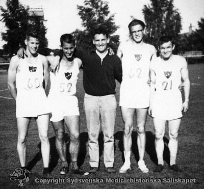 Ett framgångsrikt friidrottslag 1960!
Vipeholm Idrottsklubb. Friidrott 1960. Svensk stafett (100, 200, 300 och 400 m.). Laget tog medalj! Publicerad på sid 49 i Carlén-Nilsson C, Holmér U (1998) Röster från Vipeholm. pp. 1-127 Stiftelsen medicinhistoriska museerna i Lund och Helsingborg, Lund. Ur bildtexten där: " ... Från vänster: Alf Andersson, Leif Kristensson, Åke Danielsson (lagledare), Rune Wirsén och Othmar Hermansson". Reprofoto Omonterat
Nyckelord: Omonterat;Kapsel 15;Idrott;Vipeholm;Friidrott;Stafett;1960;Alf;Andersson;Leif;Kristensson;ke;Danielsson;Rune;Wirsén;Othmar;Hermansson