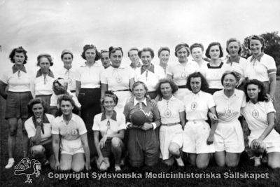 Damhandboll, S:t Maria mot Vipeholm. 
Uppe fr. vänster: 1. Hildur Nilsson, 2. Svea Lindén. Vipeholmarna hade vit tröja med blå krage och blå byxor. Reprofoto Omonterat
Nyckelord: Vipeholm;Idrottsklubb;Damhandboll;S:t Maria;Hildur;Nilsson;Svea;LindÃ©n;Reprofoto;Omonterat;Kapsel 15