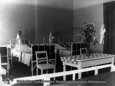 Ögonkliniken i Lund på södra lasarettsområdet i mitten på 1920-talet
Vårdsal på ögonkliniken i Lund i mitten på 1920-talet. Foto monterat på albumblad.
Foto Alfr. Hagblom, Lund för ett fotoalbum tillägnat professor Gustaf Ahlström när han pensionerades år 1927.
Nyckelord: Ögon;Ögonklinik;Oftalmologi;Oftalmiatrik;Lund;Lasarett;Södra;Område;