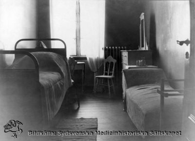 Ögonkliniken i Lund på södra lasarettsområdet i mitten på 1920-talet
Ett enkelrum för patient på ögonkliniken i Lund i mitten på 1920-talet. Fotografi monterat på albumblad.
Foto Alfr. Hagblom, Lund för ett fotoalbum tillägnat professor Gustaf Ahlström när han pensionerades år 1927.
Nyckelord: Ögon;Ögonklinik;Oftalmologi;Oftalmiatrik;Lund;Lasarett;Södra;Område;