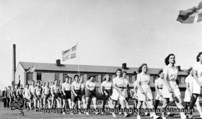 Kvinnliga idrottstruppen vid invigningen av Vipeholms idrottsplats 1942
Vipeholm Idrottsklubb. Panncentralens skorsten i bakgrunden, bakom den kvinnliga paviljongen. Foto Omonterat
Nyckelord: Omonterat;Foto;Idrottsplatsen;Ingvigning;Kaplsel 15;Vipeholm;Idrottsklubb 1942