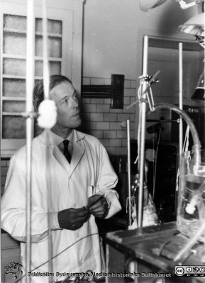 Inge Edler studerar ultraljudsekon i sitt laboratorium
Docent Inge Edler vid sin experimentuppställning för att studera ultraljudsekon i hjärtan. Försöket gjordes på 1950-talet i ett avdelningskök på en stängd vårdavdelning på medicinska kliniken i Lund. Bildkälla: kardiologen Stig Persson i Lund
Nyckelord: Kardiologi;Lund;Universitet;Hjärta;Experiment;Laboratorium