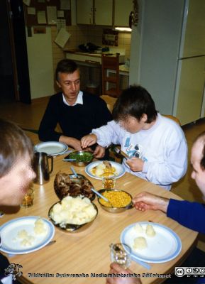 ADl-träning vid matbordet på Vipeholms sjukhus
Foto från Kapsel 16. Vipeholm. Patienter. Foto Monterat
- ADL-träning vid matbordet. (ADL =Aktiviteter för Dagligt Liv). Skötaren Kalle Westerdahl nr 2 från vänster i bilden.
Nyckelord: Vipeholm;Matsal;Måltid;ADL;Kalle;Westerdahl;Träning;Kapsel 16;Foto;Monterat