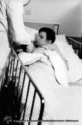 Sängbunden patient på Vipeholms sjukhus
Vipeholm patienter. Foto Omonterat
Nyckelord: Vipeholm;Patient;Säng;Sängliggande;Foto;Omonterat;Kapsel 16