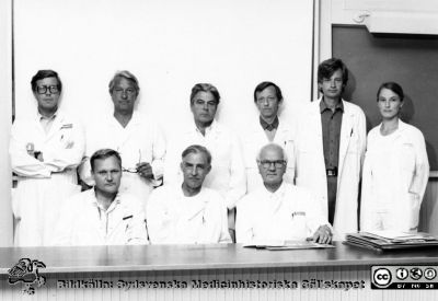 Bröstcancerkonferensen vid MAS 1981
Första raden från vänster Doc Knut Aspegren, kirurg, bitr. överläkare och klinisk lärare, kir.klin. Doc Stig Borgström, kirurg och onkolog, bitr. överläkare, onkol. klin. Prof Folke Linell, patolog. Andra raden från vänster: Doc Ingvar Andersson, radiol klin, ansvarig för MMST (The Malmoe Mammography Screening Trial), Dr. Björn Sjöström, kirurg, poliklinikläkare, Doc Per Langeland, onkolog, onkol. klin, Doc Otto Ljungberg, patolog, Doc Lennart Bondesson, cytolog, Dr. Anita Ringberg, plastikkir klin.
Nyckelord: UMAS;Malmö_;Kirurgi;Patologi;Mammografi;Cancer;Bröst;Konferens;Möte