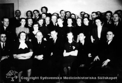 Ekonomisterna samlade till gemytlig samvaro, 1939. 
Vipeholm personal. 1939. Foto, oonterat
Nyckelord: Vipeholm;Kapsel 16;Personal;Ekonomi;Ekonomister;Personalträff;1939