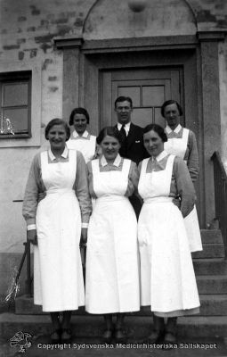 Tidig personal på Vipeholms sjukhus
Vipeholm personal. Foto. Omonterat. Kläd- och frisyrstilen antyder att bilden togs i mitten på 1900-talet, eller kanske redan när sjukhuset var nytt, efter 1935.
Nyckelord: Kapsel 16;Omonterat;Foto;Personal