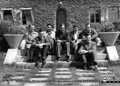 Administrativ personal på Vipeholm 1948
Vipeholm personal. Maj - juni 1948. Assistent Annie Henriksson, fru Helfrid Söderström, Intendent Rudolf Söderström, kassörska Ingeborg Dunér, kamrersbiträde Sölve Relve (Johansson), Intendent Olle Liedholm, sjukhusass. "Macke" Malmström. Publicerad på sid 86 i Carlén-Nilsson C, Holmér U (1998) Röster från Vipeholm. pp. 1-127 Stiftelsen medicinhistoriska museerna i Lund och Helsingborg, Lund. Ur bildtexten där: "Sjukhusets administration 1948". Foto Omonterat

Nyckelord: Vipeholm;Personal;Foto;Omonterat;Kapsel 16;1948