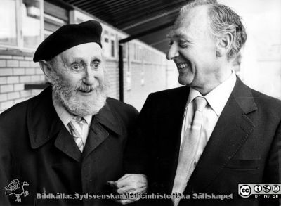 Hugo Fröderberg och Sture Rayner 1982
Hugo Fröderberg och Sture Rayner. Vipeholm personal. Publicerad på sid 20 i Carlén-Nilsson C, Holmér U (1998) Röster från Vipeholm. pp. 1-127 Stiftelsen medicinhistoriska museerna i Lund och Helsingborg, Lund. Bildtext där: "De båda sjukhuscheferna, Hugo Fröderberg till vänster och Sture Rayner till höger. Foto: SDS 1982". Foto Omonterat
Nyckelord: Fröderberg;Hugo;Rayner;Sture;Vipeholm;Personal;verläkare;Foto;Omonterat;Kapsel 16;1982