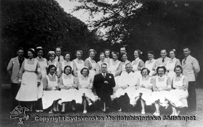 Högre kurs för skötare, St Lars och Vipeholms sjukhus, 1951
Kursen avslutad den 29 / 5 1951. Stående från vänster: Anders Bergqvist, Agda Werner, Astrid Nilsson, Helga Fors, Knut Jönsson, Frida Braun, Rosa Andersson, Stina Mårtensson, Signe Ekberg, Rut Nilsson, Dagmar Siwerz, Helens Frejd, Astrid Månsson, Barbro Thomasson, Rut Karlsson, Arvid Nilsson, Annie Johnsson, Erik Sellberg. Sittande från vänster: Ann - Mari Ogefors, Edit Persson, Elsa Ömann,  Professor Gunnar Wohlfart, Överläkare Bo Gerle, Alice Stark, Elsa Crantz, Annie Lindahl.  Foto, omonterat

Nyckelord: Vipeholm;Personal;Utbildning;Kapsel 16;Sankt Lars;Foto;Omonterat