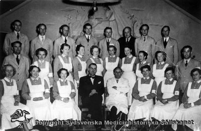 Högre kurs för skötare, Vipeholms sjukhus, 1952
Vipeholm utbildn. personal. Högre kurs på Vipeholms sjukhus, avslutad den 13 / 5 1952. Övre raden från vänster: Sven Tore Andersson, Bror Oskar Svensson, Gustav Hugo Svensson, Thore Mårtensson, Karl Alvar Svärd, Anders Johan Adamsson, Nils Erik Julius Nilsson, Sven Tage Georg Sund. Mellersta raden från vänster: Nils Edvard Bergqvist, Tekla Gertrud Johnsson, Agnes Amanda Jönsson, Greta Viola Lundborg, Anna Elisabet Stevén, Herta Linnea Svensson, Ester Cederqvist, Eva Viktoria Lööf, Ellen Hildur Atalia Larsson, Erik Lage Elof Johansson. Nedersta raden från vänster: Doris Ingrid Hildegard Wallin, Ruth Signe Keidser, Hilda Agneta Östbring, Professor Gunnar Wohlfart, Överläkare Hugo Fröderberg. 	Foto	Omonterat
Nyckelord: Vipeholm;Personal;Utbildning;Kapsel 16;Foto;Omonterat;1952