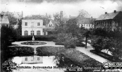 Lundagård på 1870-talet med dåvarande Lasarettet i Lund i bakgrunden
Ur pärm med bilder tänkta för A. Flaum "Lasarettet i Lund" (1968). Foto från 1870-talet (B.A.Lindgren), taget från gamla botaniska trädgården med dess spegeldamm och orangeri. Till höger ser man anatomicum (nuvarande theologicum), kurhuset samt maskin- och tvätthuset med dess skorsten. Till vänster skymtar man en del av äldsta barnbördshuset och bakom detta "nya lasarettet" (senare lungkliniken). Byggnadsnämndens arkiv, Lund. (Sid.112)
Nyckelord: Lasarettet;Lund;Universitetssjukhuset;USiL;Historik