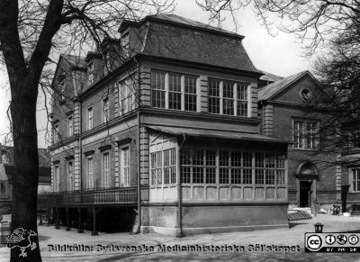 Barnkliniken i Lund efter påbyggnaden 1926
Pärm med bilder tänkta för A. Flaum "Lasarettet i Lund" (1968). Det första barnsjukhuset efter om- och tillbyggnaden. Bottenvåning från 1900. Arkitekt: Salomon Sörensen. (Efter Hj. Lindgren, "Barnsjukhuset i Lund" 1900). Foto: Lasarettsarkivet. Troligen ej med i Flaum 1968.
Nyckelord: Lasarettet;Lund;Universitetssjukhuset;USiL;Barnklinik;Pediatrisk