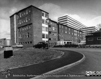 Radiologiska kliniken i slutet på 1960-talet
Ur pärm med bilder tänkta för A. Flaum "Lasarettet i Lund" (1968). Radiologiska kliniken - jubileumskliniken - (Uppförd 1940 - påbyggd med en våning 1950) efter om- och tillbyggnaden 1963-65. I bakgrunden centralblocket. Foto i Lasarettsarkivet 1967 eller 1968. (Sid.256)
Nyckelord: Lasarettet;Lund;Universitetssjukhuset;USiL;Radiologisk;Onkologisk;Klinik;Jubileumsklinik