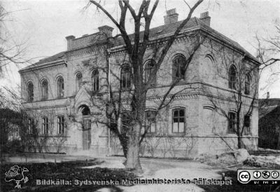 Barnbördshus 1882-1918; från 1918 bostadshus för personal och senare kontor mm.
Från rastrerad tryckt förlaga: Borelius (1918): Malmöhus Läns Lasarett i Lund 1768-1918. I. De äldre lasarettsbyggnadernas historia.
