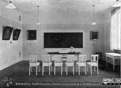 Kvinnokliniken i Lund. Föreläsningssal c:a 1918
Från rastrerad tryckt förlaga: Borelius (1918): Malmöhus Läns Lasarett i Lund 1768-1918. I. De äldre lasarettsbyggnadernas historia.
Nyckelord: Lasarettet;Lund;Universitetssjukhuset;USiL;KK;BB;Barnbördsavdelning;Kvinno;Klinik;Gynekologisk;Föreläsningssal