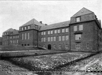 Medicinska Kliniken i Lund. Fasad mot norr c:a 1918
Från rastrerad tryckt förlaga: Borelius (1918): Malmöhus Läns Lasarett i Lund 1768-1918. I. De äldre lasarettsbyggnadernas historia.
Nyckelord: Lund;Lasarettet;Universitetssjukhuset;USiL;Medicinsk;Klinik