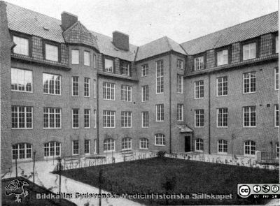 Medicinska Kliniken i Lund c:a 1918. En av innergårdarna
Från rastrerad tryckt förlaga: Borelius (1918): Malmöhus Läns Lasarett i Lund 1768-1918. I. De äldre lasarettsbyggnadernas historia.
Nyckelord: Lasarettet;Lund;Universitetssjukhuset;USiL;Medicinsk;Klinik;Innergård