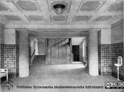 Vestibul på Medicinska Kliniken i Lund c:a 1918
Från rastrerad tryckt förlaga: Borelius (1918): Malmöhus Läns Lasarett i Lund 1768-1918. I. De äldre lasarettsbyggnadernas historia.
Nyckelord: Lasarettet;Lund;Universitetssjukhuset;USiL;Medicinsk;Klinik;Hall;Vestibul;Entr