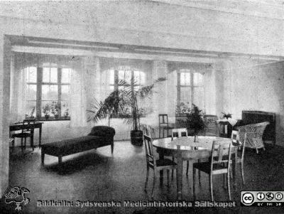 Medicinska Kliniken i Lund c:a 1918
Personalens samlingsrum. Från rastrerad tryckt förlaga: Borelius (1918): Malmöhus Läns Lasarett i Lund 1768-1918. I. De äldre lasarettsbyggnadernas historia.
Nyckelord: Lasarettet;Lund;Universitetssjukhuset;USiL;Medicinsk;Klinik;Personalrum