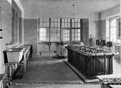 Medicinska Kliniken i Lund c:a 1918. Kök för enskilda rummen
Från rastrerad tryckt förlaga: Borelius (1918): Malmöhus Läns Lasarett i Lund 1768-1918. I. De äldre lasarettsbyggnadernas historia.
Nyckelord: Lasarettet;Lund;Universitetssjukhuset;USiL;Kök;Spis;Medicinsk;Klinik