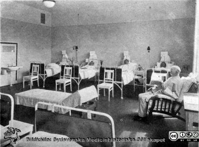 Medicinska Kliniken i Lund c:a 1918. Sjuksal
Från rastrerad tryckt förlaga: Borelius (1918): Malmöhus Läns Lasarett i Lund 1768-1918. I. De äldre lasarettsbyggnadernas historia.
Nyckelord: Lasarettet;Lund;Universitetssjukhuset;USiL;Medicinsk;Klinik;Sjuksal;Sjukrum