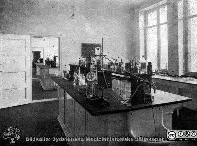 Medicinska Kliniken i Lund c:a 1918. Laboratorium
Från rastrerad tryckt förlaga: Borelius (1918): Malmöhus Läns Lasarett i Lund 1768-1918. I. De äldre lasarettsbyggnadernas historia.
Nyckelord: Lasarettet;Lund;Universitetssjukhuset;USiL;Laboratorium;Medicinsk;Klinik