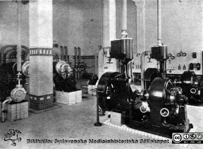 Ångpannehuset i Lund c:a 1918. Maskinhall
Två ångmaskiner driver varsin elektrisk generator. Från rastrerad tryckt förlaga: Borelius (1918): Malmöhus Läns Lasarett i Lund 1768-1918. I. De äldre lasarettsbyggnadernas historia.
