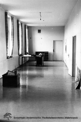  Vipeholms sjukhus. Korridor och f.d. skrivplats
Vipeholm interiör. Utrymning för rivning pågår. Foto därför troligen strax före 1980. Omonterat
Nyckelord: Vipeholm;Interiör;Utrymning;Rivning;Omonterat;Foto;Kapsel 16
