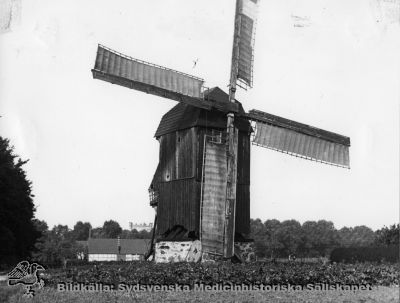 Vipemöllans kvarn, nu på Kulturens Östarp
Vipeholm, Vipemöllan. Foto: Fick 1924. Kv. Gleerup 2.
- Möllan flyttades på 1920-talet från Vipeholmsområdet i Lund till Kulturens Östarp.
Nyckelord: Kapsel 14;Vipeholm;Mölla;Kvarn;Kulturen;starp;Fick;1924