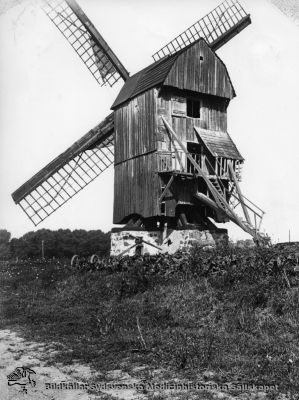 Vipemöllans kvarn, nu på Kulturens Östarp
Foto: Fick 1924. Kv. Gleerup 2.
- Möllan flyttades på 1920-talet från Vipeholmsområdet i Lund till Kulturens Östarp.
Nyckelord: Kapsel 14;Vipeholm;Mölla;Kvarn;Kulturen;Östarp;Fick;1924