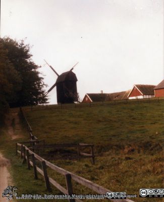 Vipemöllan, nu på Kulturens Östarp i Lund
Vipemöllans kvarn, sedan 1920-talet på Kulturens Östarp vid Lund. Ur en bildserie från ett besök där den 9 oktober 1980. 
Nyckelord: Kapsel 14; Vipeholm; Mölla; Kvarn; Kulturen; Östarp; 1980; Byggnader; Exteriört