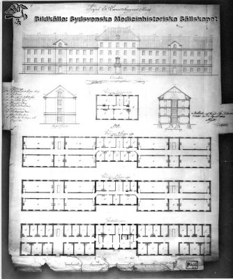 Version av tilltänkt stor nybyggnaden vid Lasarettet i Lund 1848 (arkitekt C. G. Beijer) 
Endast den västra (i bild vänstra) flygeln uppfördes. Det äldsta lasarettets (Stallmästarehusets) påbyggnad uteblev.
Man märker i denna version hur flygelbyggnaderna med skarpa hörn skjuter framom mittbyggnaden. Dennas två nedersta våningar motsvarar det ombyggda stallmästarhuset. Dess första våning avviker ej så mycket från inredningen i den ursprungliga byggnaden. Ritning på Kungl Byggnadsstyrelsen i Stockholm. Publicerad på sid 133 i A. Flaum: "Lasarettet i Lund 1768 - 1968", Lund 1968. 
Nyckelord: Lasarett;Lund;Beijer;1848;Södra;Området;