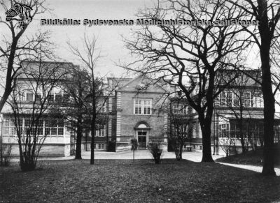 Gamla barnsjukhuset på södra lasarettsområdet. Österfasad
Gamla barnsjukhuset på södra lasarettsområdet. Foto i mitten på 1900-talet.Huset finns kvar i början av 2000-talet och hyser olika humanistiska och filosofiska institutioner vid universitetet.
Nyckelord: Lund;Lasarett;Barn;Barnsjukhus;Södra;Område