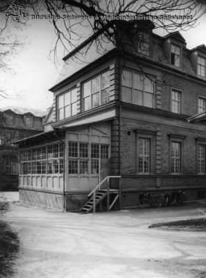 Gamla barnsjukhuset på södra lasarettsområdet
Lasarettet i Lund, exteriörer. Gamla barnsjukhuset, vy från nordost. Foto i mitten av 1900-talet. Huset finns kvar i början av 2000-talet och hyser olika humanistiska och filosofiska institutioner vid universitetet.
Nyckelord: Lund;Lasarett;Barn;Barnsjukhus;Södra;Område