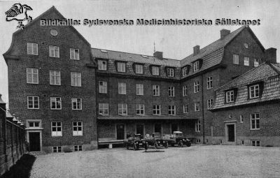 Gamla köksbyggnaden på södra lasarettsområdet i Lund. Österfasad
Köket i den nya byggnaden av år 1929 vid Allhelgona Kyrkogata. Sedan 1970-talet tillhör byggnaden Lunds Universitet, och på 2000-talet finns Theologicum där. Foto i lasarettsarkivet. Rastrerad bild.
Nyckelord: Lund;Lasarett;Kök;Köksbyggnad;Österfasad;Theologicum;Fasad;Öster