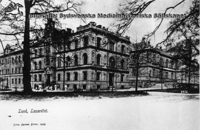 Ögonkliniken i Lund på södra lasarettsområdet, 1903.
Ögonkliniken (närmast) och kirurgiska kliniken 1903. Vy från sydost. Foto  Lina Jonns eftr (Per Bagge)
Nyckelord: Ögon;Ögonklinik;Lund;Lasarett;Kirurgi;Klinik;1903;Per;Bagge;Lina;Jonn;