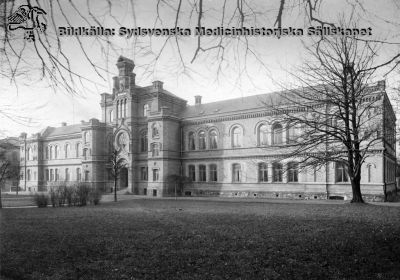  Kirurgiska kliniken i Lund från 1867-68
Fasad mot öster (Sandgatan). Foto Per Bagge 1906.
Nyckelord: Lund;Lasarett, Universitetssjukhuset;USiL, Kirurgiska;Kliniken