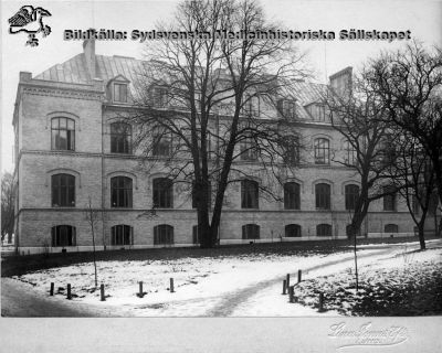 Kirurgisk avdelning bakom gamla kirurgen
Bild i kapsel 01 i Medicinhistoriska Museets bildarkiv på Regionarkivet i Lund. Bild i kapsel 01 i Medicinhistoriska Museets bildarkiv på Regionarkivet i Lund. Fasad mot söder. Foto Lina Jonns Eftr (Per Bagge), troligen 1906 (Årtalsstämpeln nere i högra hörnet är inte tydligt tolkbar; kan också vara 1908).
Nyckelord: Kapsel 01;Lasarettet;Lund;Södra;Område;Kirurgi;Kirurgisk;Klinik;Fasad;Söder