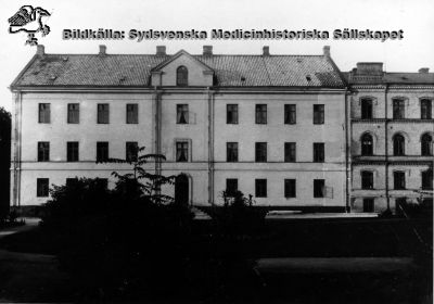 Gamla medicinkliniken från 1850 i Lund, i kvarteret Paradis
Lasarettsbyggnaden från 1848-1850, från 1868 medicinsk klinik, från 1918 och till 1960-talet lungklinik. Nedersta våningen var från 1918 och till dess jubileumskliniken uppfördes på norra området radiologisk sjukavdelning. Därefter olika institutioner inom humanistiska fakulten vid Lunds Universitet. Del av gamla ögonkliniken till höger i bild.  Foto B. A. Lindgren omkr. 1890. Kulturhistoriska museet, Lund. Publicerad på sid 135 i A. Flaum: "Lasarettet i Lund 1768 - 1968", Lund 1968. 
Nyckelord: Lasarett;Lund;1850;1868;Medicin;Kirurgi;Radiologi;Lunga;Lungklinik;Universitet;Lindgren;Kulturen;Flaum