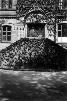 Entrén till första ögonkliniken i Lund, på gamla södra lasarettsområdet
Mannen på trappan liknar tydligt  ögonprofessorn på 1930-talet, Fritz Ask, död i förtid 1934. Foto med okänd proveniens.
Nyckelord: Ögonklinik;Lasarett;Lund;Ask;Fritz;Entré