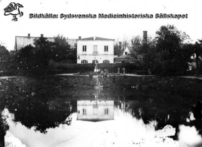 Universitetet i Lund. Orangeriet med spegeldamm
I bakgrunden tak på byggnader till dåvarande Lasarettet i Lund. Fotograf okänd. Foto från 1800-talets andra halva.
Nyckelord: Kapsel 01;Regionarkivet;Orangeri;Lund;Universitetplatsen;Paradis