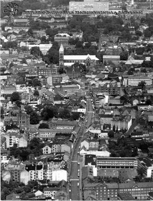 Flygfoto över Lund från söder
Foto tidigast 1968, då centralblocket vid Lunds Lasarett stod klart, och senast 1980, då dåvarande patologiska institutionen på Paradisgatan revs. Det är Stora Södergatan som svagt slingrar sig söderut från Stortorget strax ovan bildens mitt.
Nyckelord: Kapsel 01;Regionarkivet;Lund;Lasarettet;Universitet;Södergatan;Stora;Centrum;Universitetssjukhuset;Söder