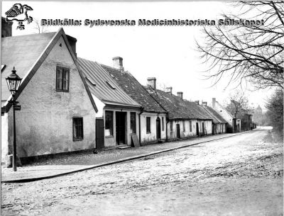 Allhelgona kyrkogatan före 1916
Foto i Lunds Universitetsbibliotek. En snarlik bild finns på sid 206 i Flaum 1968.
Nyckelord: Kapsel 01;Regionarkivet;Lund;Lasarettet;Universitet;Allhelgona;Kyrkogata;Universitetssjukhuset;Söder