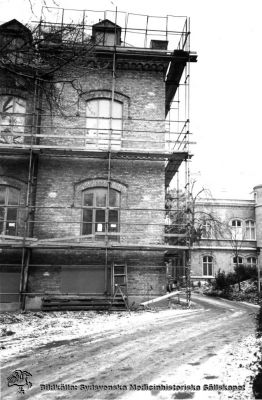 Gamla kirurgiska klinikens annex renoveras (2), rimligen på 1980-talet
Bild i kapsel 01 i Medicinhistoriska Museets bildarkiv på Regionarkivet i Lund. Lasarettet i Lund, södra området. Kirurgens annex, med operationsavdelning. Nr 2 i en serie bilder tagna runt fasaden vid dess renovering, i motsols ordning runt huset och rimligen på 1970-talet. Fotograf okänd.
Nyckelord: Kapsel 01;Regionarkivet;Lund;Lasarettet;Universitetssjukhuset;Söder;Kirurgiska;Kliniken;Gamla;Annex;Renovering;1970-talet