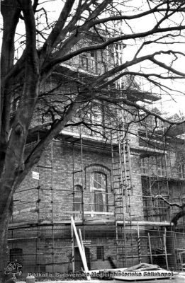 Gamla kirurgiska klinikens annex renoveras (8), rimligen på 1980-talet
Nr 8 i en serie bilder tagna runt fasaden vid dess renovering, i motsols ordning runt huset och rimligen på 1970-talet. Fotograf okänd.
Nyckelord: Kapsel 01;Regionarkivet;Lund;Lasarettet;Universitetssjukhuset;Söder;Kirurgiska;Kliniken;Gamla;Annex;Renovering;1970-talet