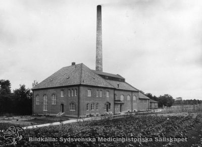 Ångpannehuset, vid Lasarettet i Lund färdigt 1918. 
Fig 54 på sid 65 i Borelius 1918. Huset var beläget på norra lasarettsområdet, strax norr om medicinska kliniken, byggd samtidigt. Delar av byggnaden fanns kvar till 2010, men revs i slutet på året för att ge plats för en tillbyggnad till onkologiska kliniken. - Foto monterat på kartong.
Nyckelord: Kapsel 02;Ångpannehus;Panncentral;Lasarettet i Lund;1918;1900-talet