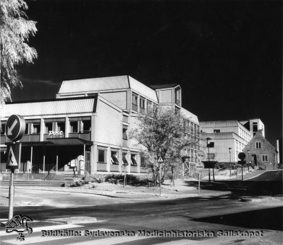 Byggnad för administration, centralförråd, blodcentral, apotek och post vid Lasarettet i Lund
Foto från lasarettsarkivet. - Foto före 3/9 1967, då högertrafik infördes. Fotot monterat på kartong.
Nyckelord: Kapsel 02;Regionarkivet;Lasarettet;Lund;administration;centralförråd;blodcentral;apotek;post 